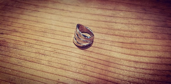 它看起來像一個美麗的三串現代戒指......日本古董銀叉的翻新戒指_0787 第1張的照片