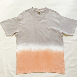 送料無料ナチュラルな "Tropical Time" 優しく淡い紫とオレンジに泥染したオーガニックコットンTシャツ 1枚目の画像
