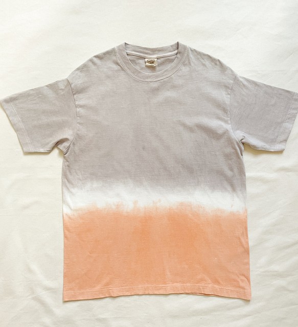 送料無料ナチュラルな "Tropical Time" 優しく淡い紫とオレンジに泥染したオーガニックコットンTシャツ 1枚目の画像