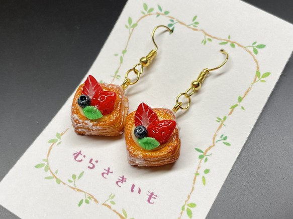 handmade ♡ 焼き芋にゃんこのサツマイモ乗っけピアス-