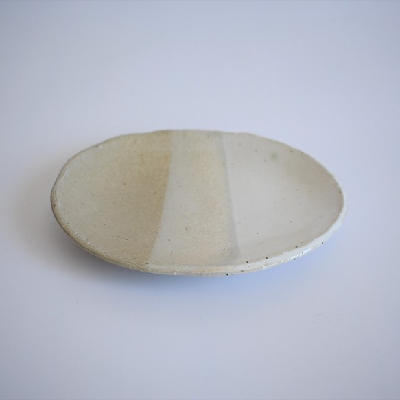 3色たまご型小皿　白御影土×チタンマット釉・白鼠結晶釉 1枚目の画像