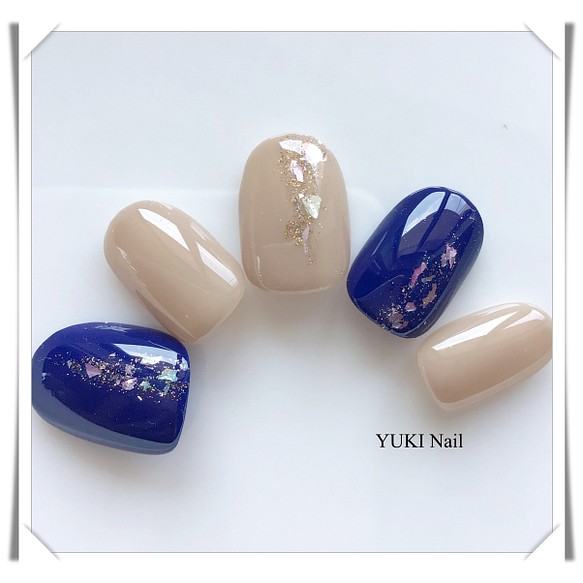 ネイビーとベージュの控えめネイル ネイルチップ ネイルシール Yuki Nail 通販 Creema クリーマ ハンドメイド 手作り クラフト作品の販売サイト