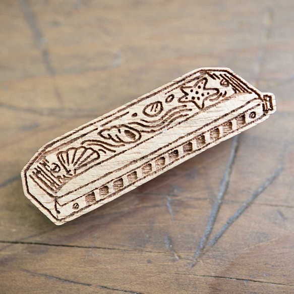 【木ｔｃｈ】クルミの木・ブローチ　harmonica（渚の調べ）ハーモニカ 1枚目の画像