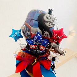 機関車トーマスからおめでとう　名前入りバルーン　バルーンギフト　誕生日　　トーマス　海外アニメ　キッズバースデー 1枚目の画像