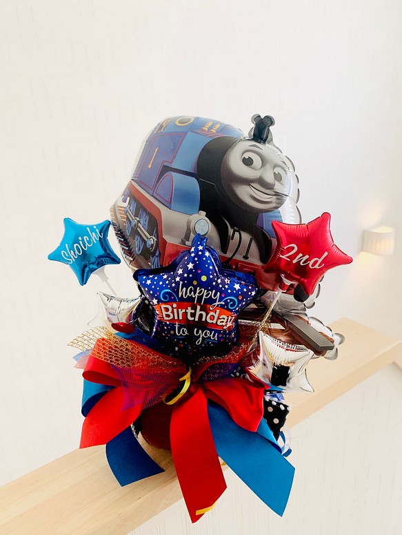 機関車トーマスからおめでとう　名前入りバルーン　バルーンギフト　誕生日　　トーマス　海外アニメ　キッズバースデー 1枚目の画像