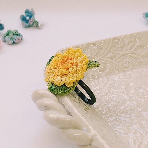 たんぽぽのの指輪♪［ゆびに花いちりん］レース編み・手染めのお花