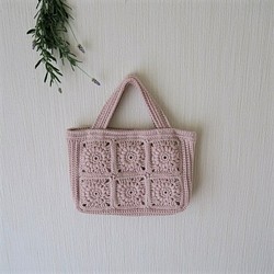 フラワーモチーフのバッグ　ベビーピンク　横長　手編み　コットン糸 1枚目の画像