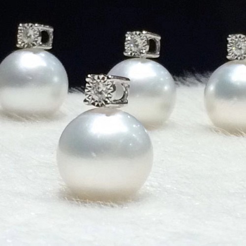 買い公式店 【高級】天然南洋白蝶真珠　ダイヤモンド付きペンダントk18 ネックレス