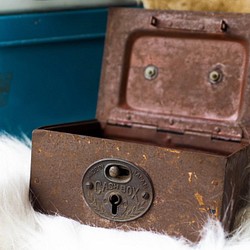 cash box 50's 磚紅歲月懷舊斑剝午日時光 古董繡鐵日製釦準錢箱 第1張的照片