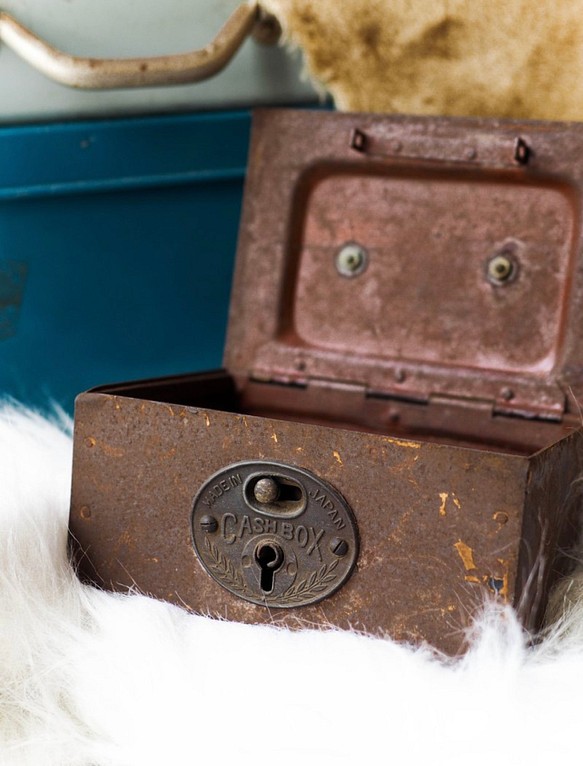 cash box 50's 磚紅歲月懷舊斑剝午日時光 古董繡鐵日製釦準錢箱 第1張的照片