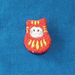 手刺繍ブローチ｜猫ダルマ(赤) 1枚目の画像