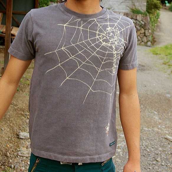ヘンプコットンTシャツ（半袖）【蜘蛛の巣】 柿渋染めと鉄媒染 1枚目の画像