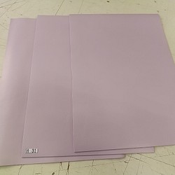H31 牛革　カット革 A4=3枚　うすい紫～ピンク系 1枚目の画像