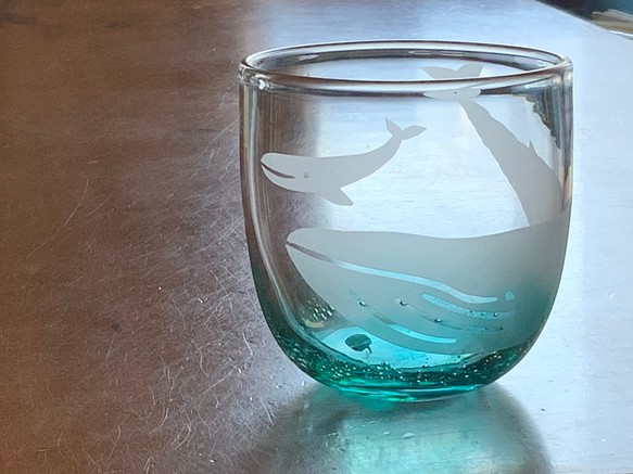 夏コップ　ザトウクジラの親子　　グラス　ビアグラス 1枚目の画像