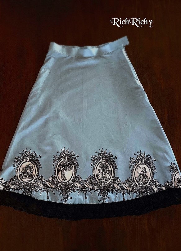 半額以上 SALE ワンアンドオンリー ハンドメイド セミフレアースカート 不思議の国のアリス メダリオン 1枚目の画像