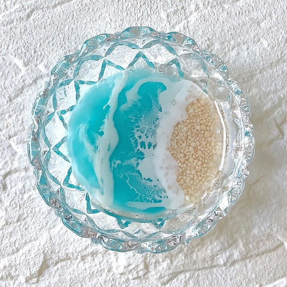 優しい色合い♪さざ波が幻想的な海レジンアートのガラス小物入れ(ターコイズブルー)・アクセサリートレイ 1枚目の画像