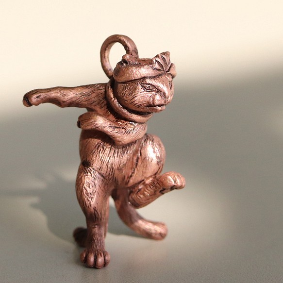 はちまきを締めて踊る 猫又　 （659-651/純銅製） 1枚目の画像