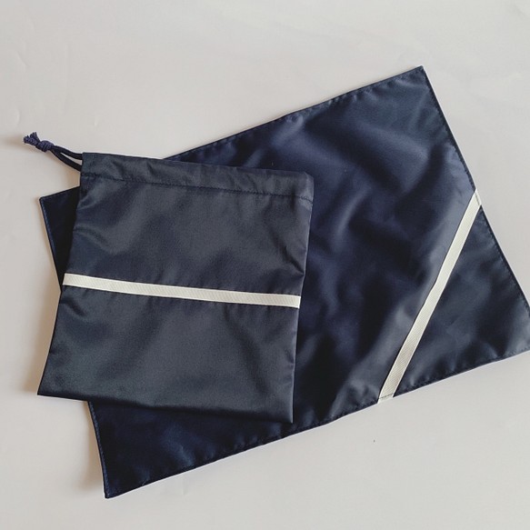 ナイロンランチョンマット＋巾着セット　紺×白ライン 1枚目の画像