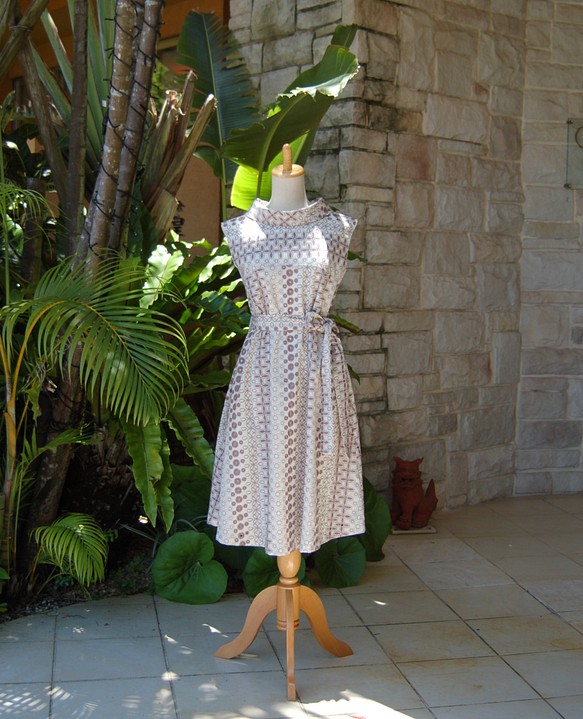 (M) 卷領刺繡刺繡沙米色古典連衣裙 第1張的照片