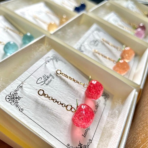 handmadeピアス☘︎︎林檎レジン-