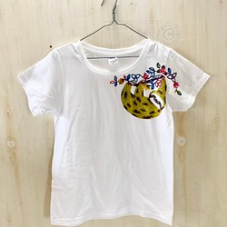 【送料無料】レディースTシャツLサイズ/手染め紅型のナマケモノ/ホワイト 1枚目の画像
