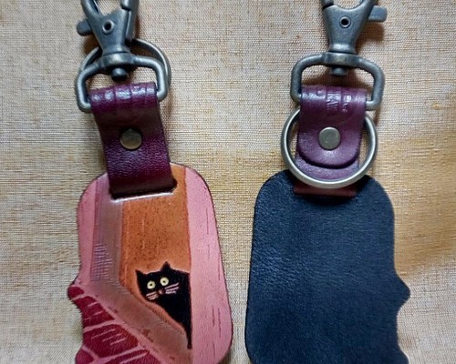 猫のデザイン レザークラフト キーホルダー（ドア猫ワインレッド系