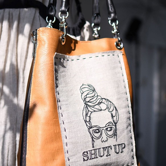 ハンドメイド刺繍バッグ　レザーBagに刺繍を施したリネンを縫い付けました Shut up(シャラップ)