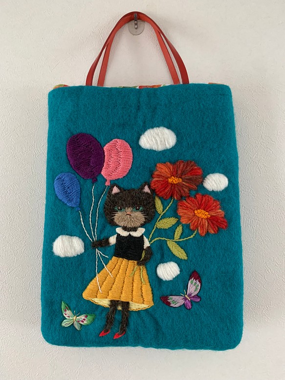 空飛ぶねこさん、お花と蝶々刺繍 羊毛フェルト生地のバッグ ...