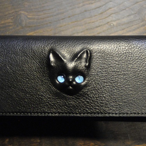 黒猫の長財布（表革：VACCHETTA800、仮セット猫目：アクアマリンeyes 