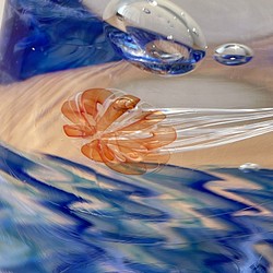 アカクラゲのガラスオブジェ☆洋梨型のペーパーウェイト 1枚目の画像