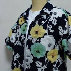 着物リメイク 紺地の花柄の浴衣地のアロハシャツ メンズLサイズ 1枚目の画像