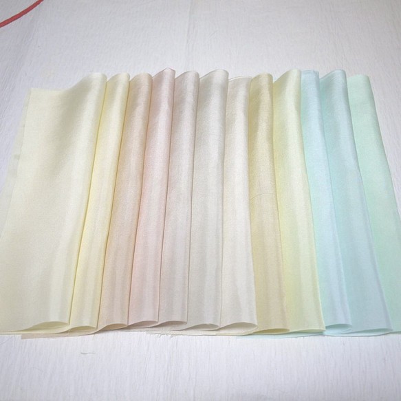(V-01) 純絲身襯，手工染色，12 件套，柔和的自然色，Tsumami-zaiku 布料，用於掛飾和手工藝品 第1張的照片