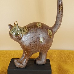 【送料無料】　一輪挿し　猫一輪挿し　三毛猫の置物　花器　陶器の置物　猫おしゃれ 1枚目の画像