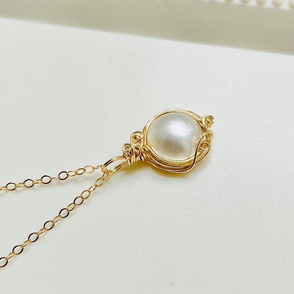 [14kgf］白蝶半形真珠(マベパール)ワイヤーラップペンダントトップ 1枚目の画像
