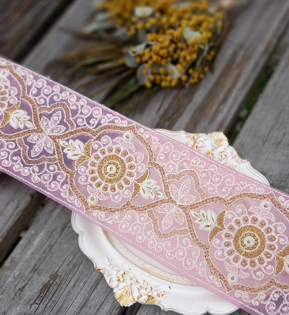 新色追加⭐インド刺繍リボンno.120  (25cm・モロッコ風・ピンク・オーガンジー・チロリアンテープ) 1枚目の画像