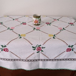 フランスの手仕事/可愛い色とりどりのバラの手刺繍と手編みレース 大判生地 テーブルクロス (ヴィンテージ ブロカント) 1枚目の画像