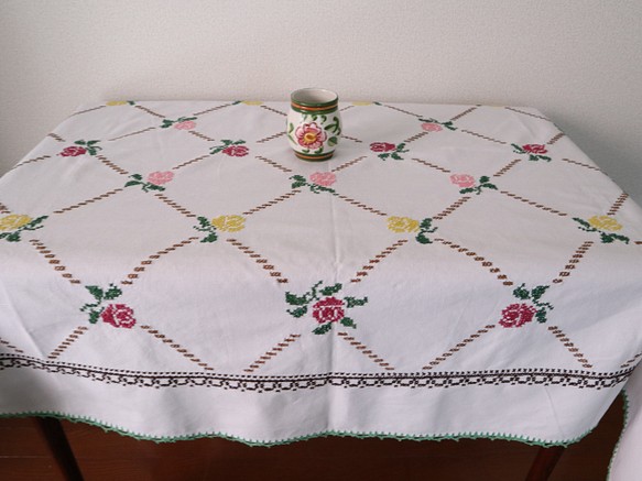 フランスの手仕事/可愛い色とりどりのバラの手刺繍と手編みレース 大判生地 テーブルクロス (ヴィンテージ ブロカント) 1枚目の画像