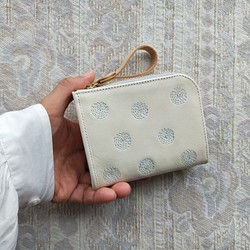 刺繍革財布 『SHABON』WHITE×水色（牛革）☆ 二つ折りミニ財布☆ 1枚目の画像