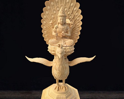 特大高82cm 井波彫刻 一刀彫り　時代彫刻　 仏師で仕上げ品　孔雀明王座像
