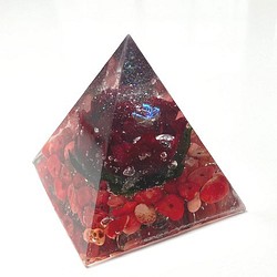 オルゴナイト　ピラミッド　赤いバラと蝶々 1枚目の画像