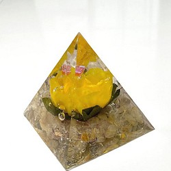 オルゴナイト　ピラミッド　黄色いバラと蝶々 1枚目の画像