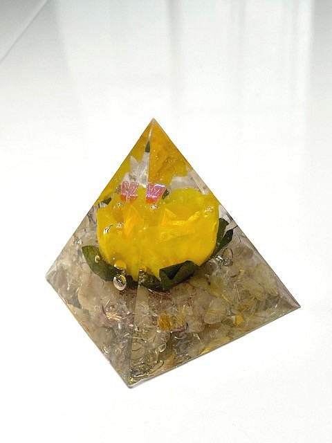 オルゴナイト　ピラミッド　黄色いバラと蝶々 1枚目の画像