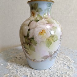 ★花瓶(ホワイトローズ)高さ30cm横幅約15cm 1枚目の画像
