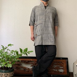 着物風手織り綿メンズブラウス半袖　ダブルベルトと着物合わせで粋に着こなす グレイ絣 1枚目の画像