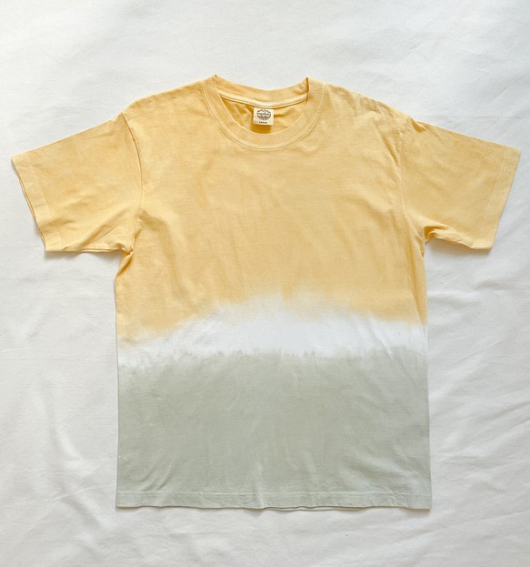 送料無料ナチュラルな "Tropical Time" 優しく淡い黄色と緑に泥染したオーガニックコットンTシャツ 1枚目の画像