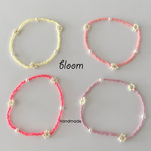 フラワーとパールとパステルカラービーズのゴムブレスレット Flower ブレスレット バングル Bloom 通販 Creema クリーマ ハンドメイド 手作り クラフト作品の販売サイト