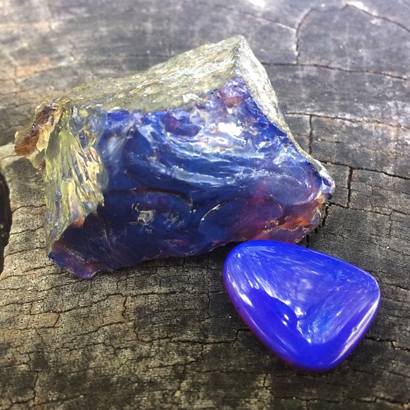 【新春特別SALE価格】バーマイト琥珀原石と虫入り琥珀磨き石 蛍光ブルーアンバー