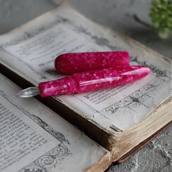 「フランボワーズアイス・Pinot mini」Viriditas 手作りキャップ付きガラスペン 1枚目の画像