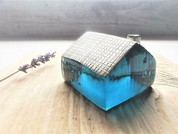 ガラスの家　置物　ブルー クリア　銀彩屋根 1枚目の画像