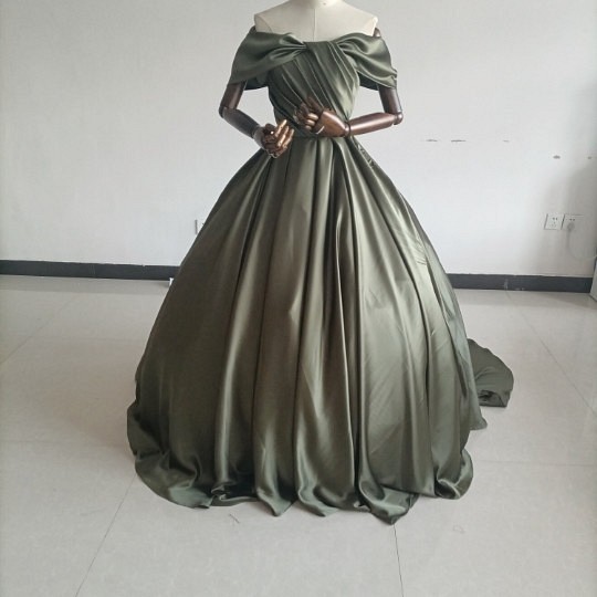 オリーブグリーン（カーキ）カラードレス 深めな緑 光沢サテン オフショル 前撮り 結婚式/披露宴 1枚目の画像